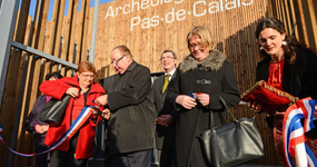 Monsieur Dominique Dupilet coupe le ruban tricolore lors de l'inauguration du Centre de conservation et d'étude archéologiques du Pas-de-Calais