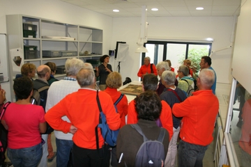 Visite du laboratoiere de restauration pour un groupe de randonneurs dans le cadre du "Mois des sports de nature"