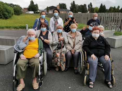 Photo de groupe lors de l'ensevelissement de la capsule temporelle.