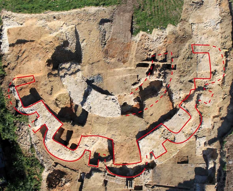 La fouille a mis au jour de puissantes fondations en calcaire dont le plan restitue le dernier état de l'église abbatiale du 18ième siècle. Les fondations calcaires de cinq chapelles en forme de fer à cheval en très bon état de conservation rayonnent autour d'une abside semi-circulaire.