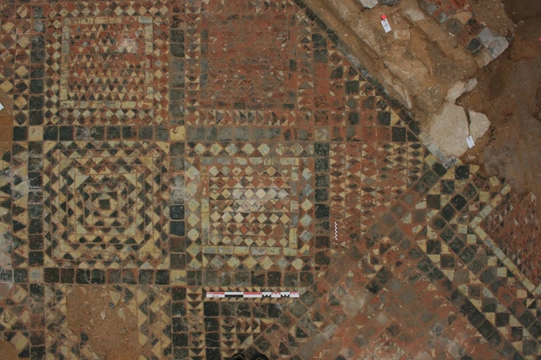 Sur le sol de la chapelle, un exceptionnel pavage du 13ième siècle a été mis au jour. Les couleurs d'origine sont le jaune et le vert-olive. La couleur rouge apparaît lorsque le sol est usé et que le glaçure colorée a disparue.