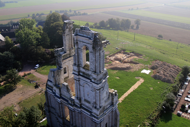 En 2014, la campagne de fouille a permis de localiser l'abbatiale gothique implantée au nord-est par rapport à l'église classique dont les deux tours subsistent encore aujourd’hui.