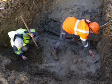 Deux archéologues mettent à jour le mur de contrescarpe