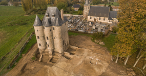 Vue aérienne du donjon de Bours en cours de fouille