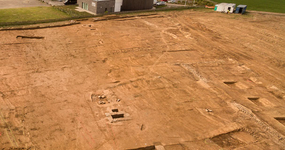 Vue aérienne des tombes maçonnées sur le site de Marquise