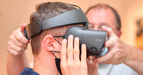 Casque de réalité virtuelle qu'un élève teste pour la première fois
