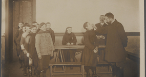 Figure 1 : La visite médicale scolaire à Hénin-Liétard en 1920. Crédit : Archives départementales du Pas-de-Calais, 8Fid_1743
