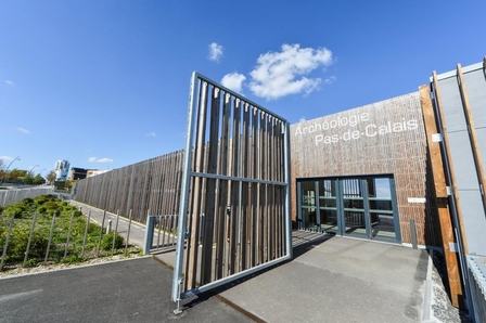 Photo de l'entrée de la maison de l'Archéologie