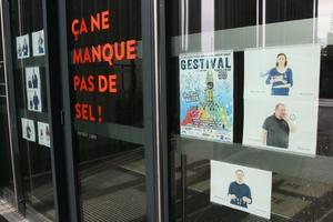 Affichage mis en place sur les portes d'entrée de la Maison de l'Archéologie à l'occasion du Gestival