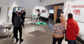 Les participants du café-archéo écoute la présentation lors du café-archéo.