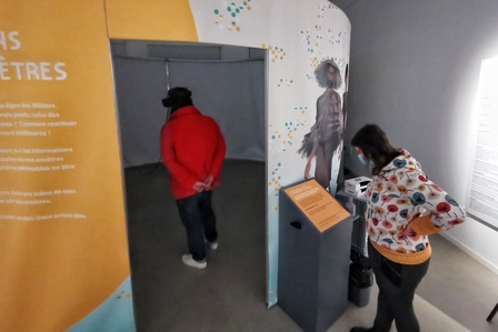 Un participant teste la réalité virtuelle pendant le café-archéo