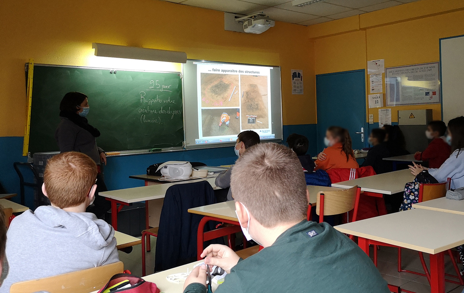 Photo d'une médiatrice du départment du Pas-de-Calais présentant une activité pédagogique à des collégiens.