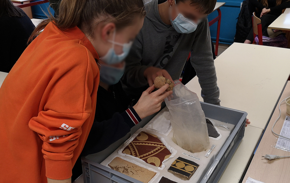 Photo de collégiennes manipulant les éléments de la caisse pédagogique.