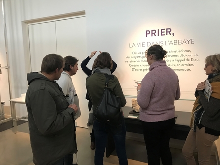 Photo de la visite de l’exposition « Apporter sa pierre à l’édifice » par des patients de la clinique Aloïse Corbaz.