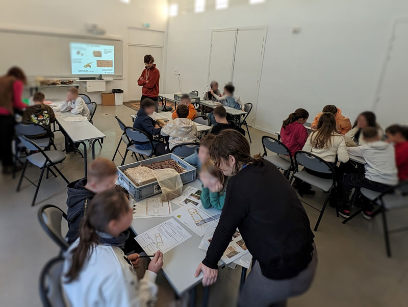 Classe qui découvre les métiers de l'archéologie