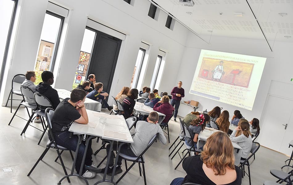 Salle pédagogique permettant d'accueillir des classes et des groupes pour des animations en complément des expositions temporaires.