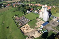 Vue vers l’ouest des deux tours du Mont-Saint-Eloi et de la fouille.