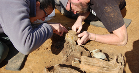 Deux archéologues dégagent des objets à Marquise