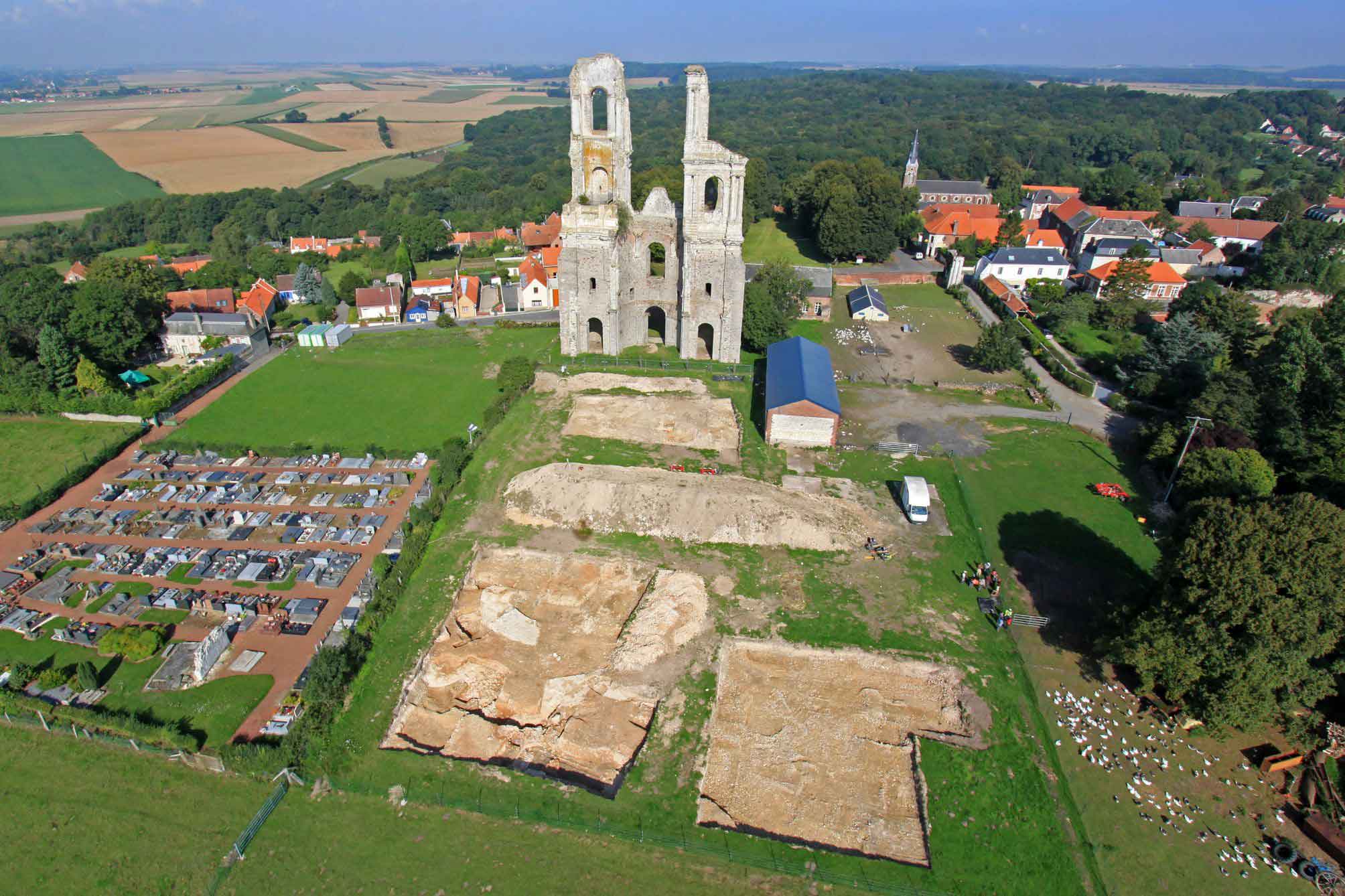Vue générale du site de l’abbaye du Mont-Saint-Eloi