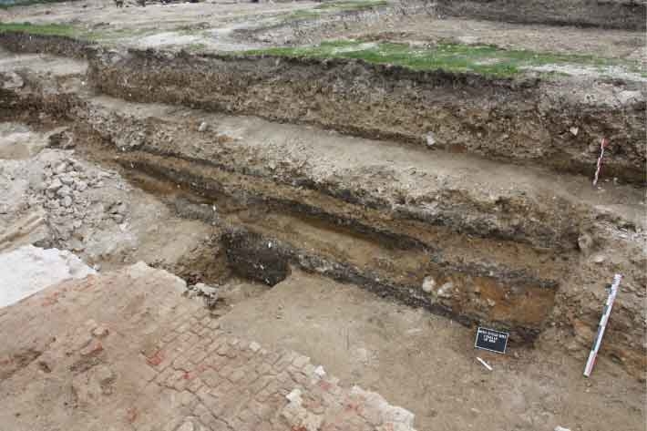 À la lecture de cette stratigraphie, on peut restituer pour les périodes médiévales un talus en retrait de plus de 15 m par rapport au présent. Cela laisse entrevoir la quantité impressionante de remblais qu'il a fallu mobiliser pour modifier la topographie du site. 