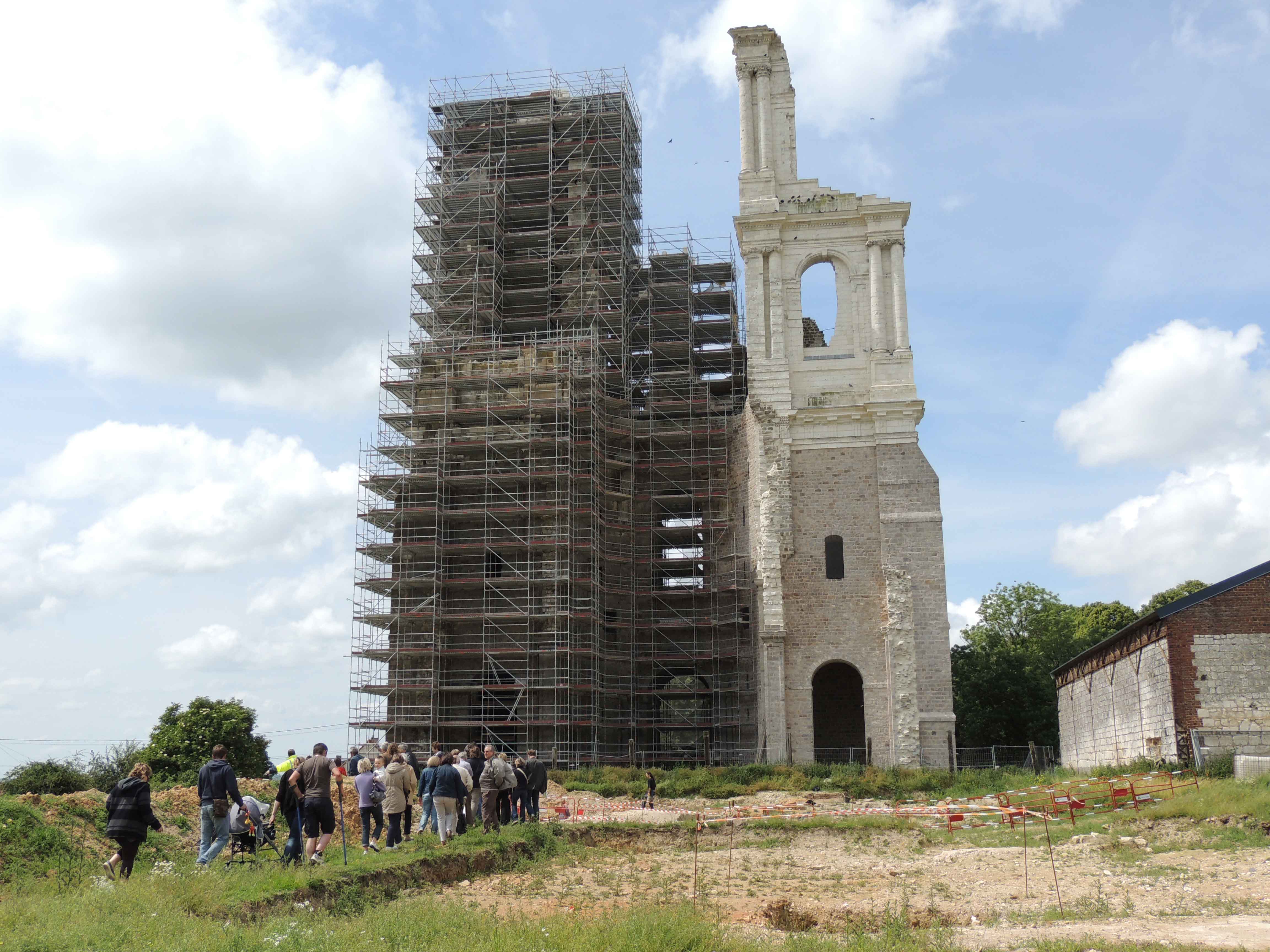 Vue générale du site de l'abbaye du Mont-Saint-Éloi durant les visites guidées