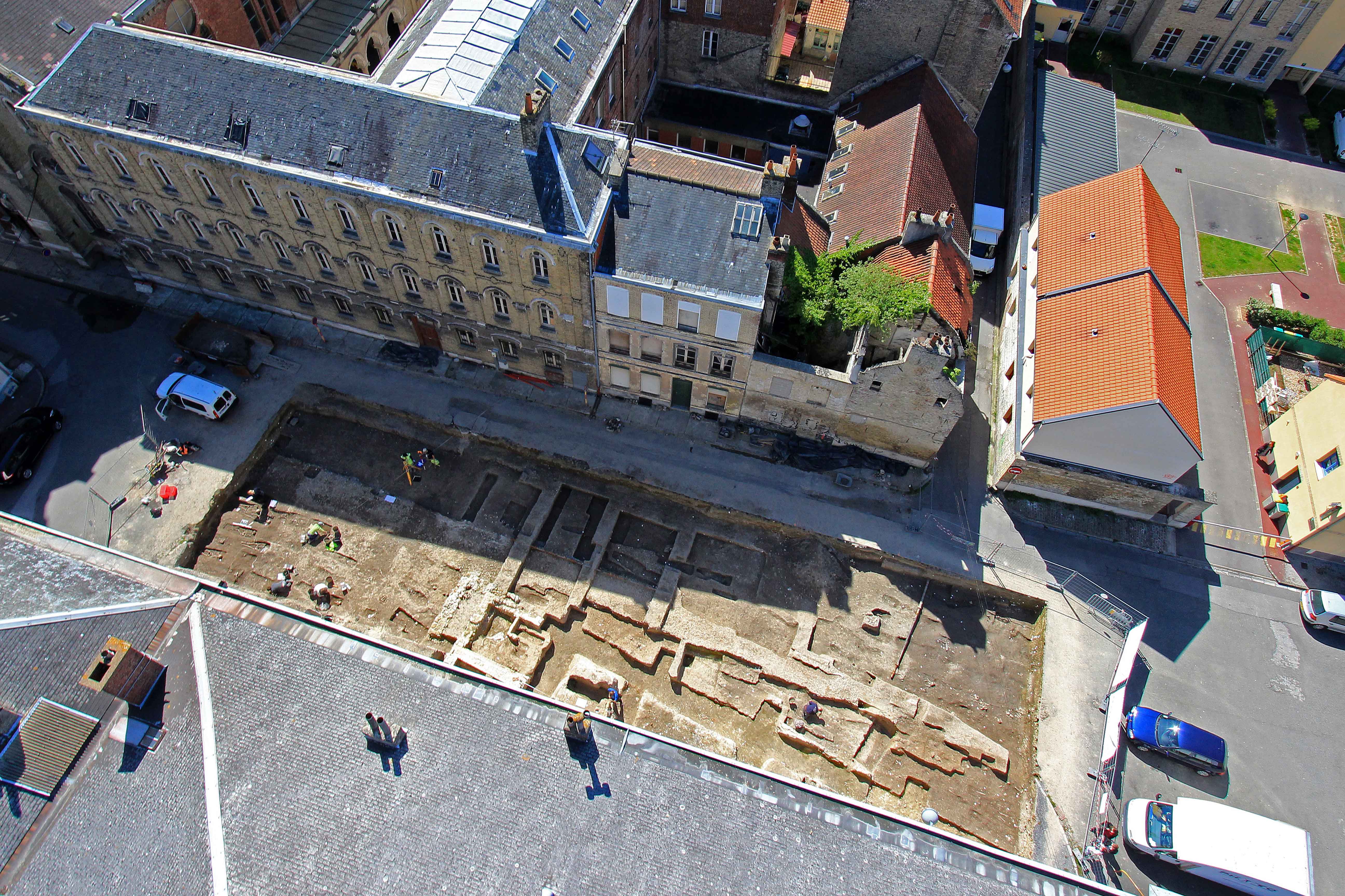 Vue aérienne du chantier de fouille, place Saint-Jean à Saint-Omer