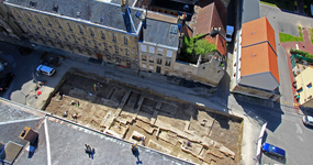 Vue aérienne du chantier de fouille, place Saint-Jean à Saint-Omer