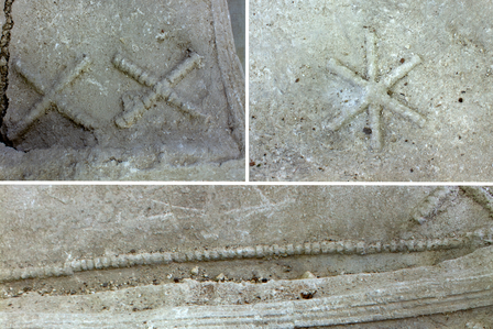 Cette image est composée de 3 photos. En haut à gauche, deux formes représentant des croix de saint André. En haut à droite, une étoile à 6 branches représentant deux lettres imbriqués x et i de l’alphabet grec. En bas, un bandeau de perles orne l’un des côtés de sarcophage.