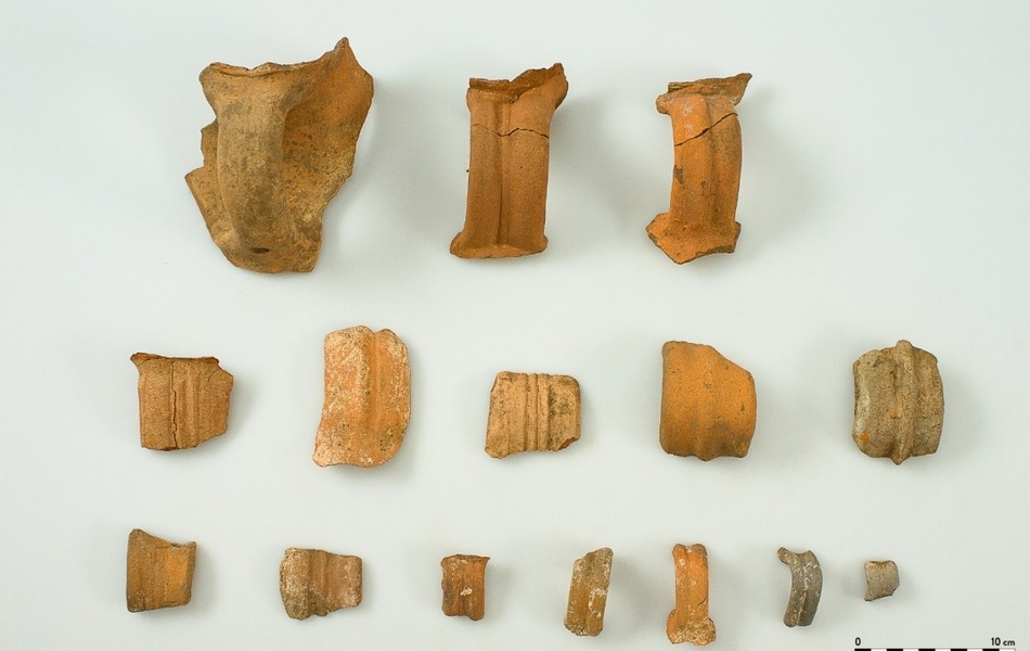 Photo de 15 fragments de anses de cruches.