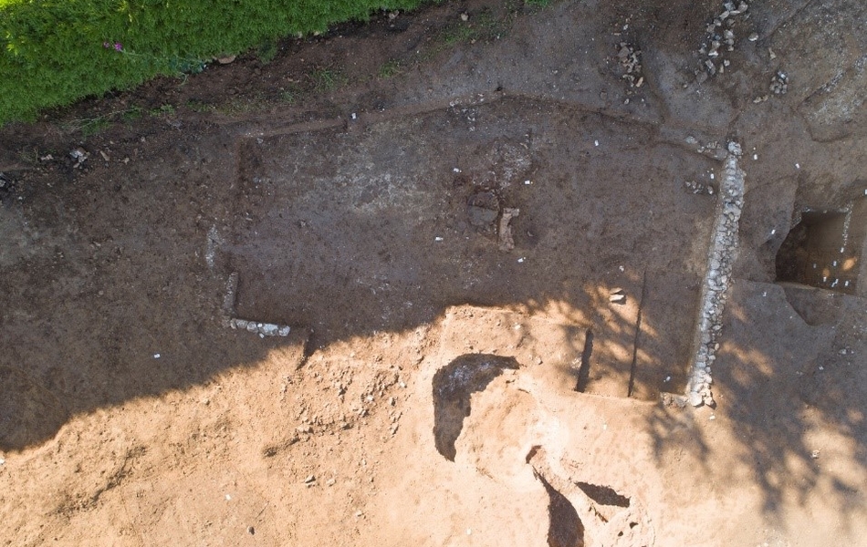 Vue aérienne des vestiges des murs de l’habitation. Jouxtant l’habitation, les vestiges du four de type alandier qui est antérieur à la construction de l’habitation.