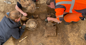 Les archéologues pendant la fouille d'une tombe à incinération