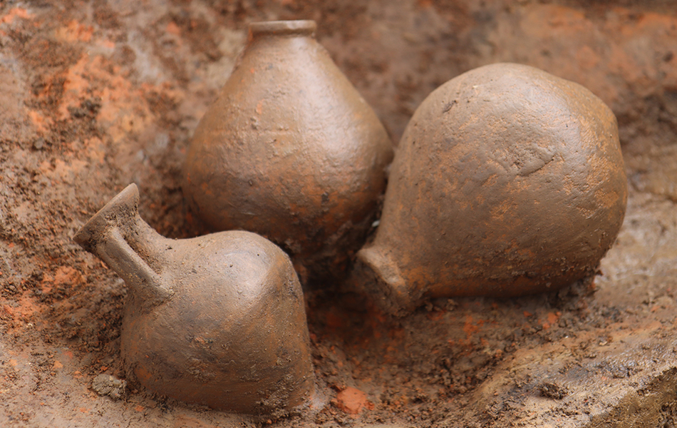 3 pots en céramique découvert dans le four à poterie.