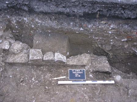 Photo des vestiges d'une maçonnerie entre les deux tours de l'entrée.