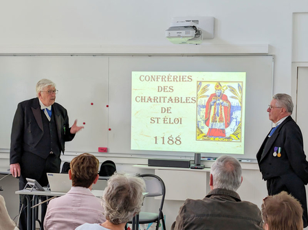 Présentation des charitables pendant le café-archéo