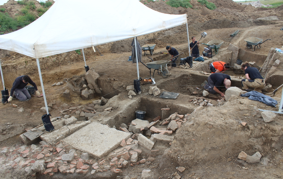 Les archéologues fouillent les vestiges d'un bâtiment antique atypique 