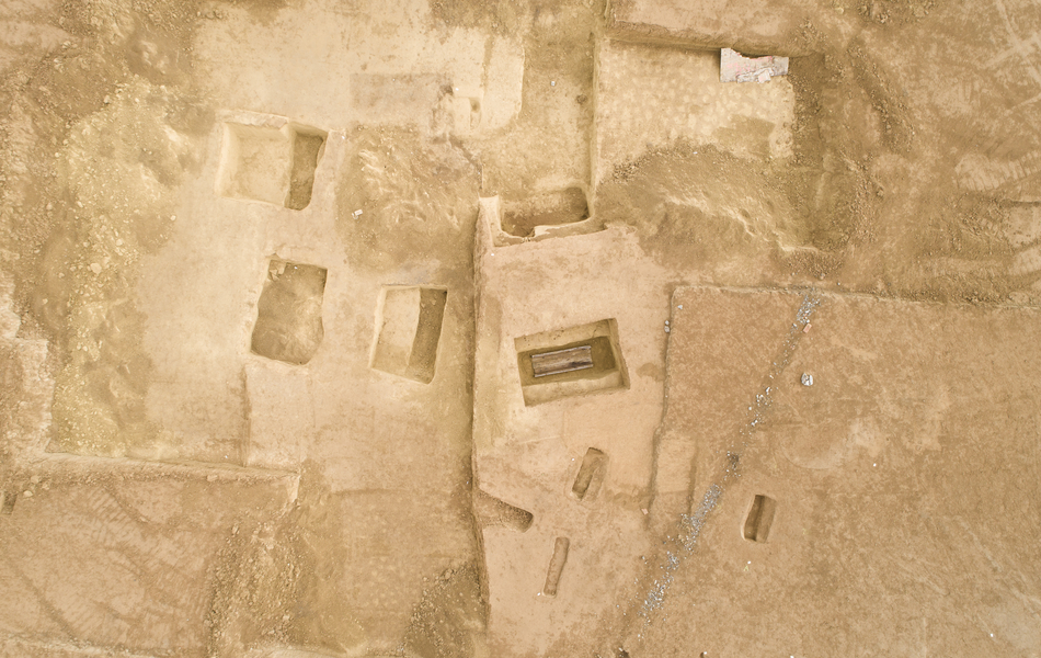 Vue zénithale d'une dizaine de tombe à la base aérienne de l'épinoy