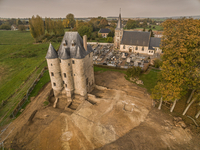 Vue aérienne du donjon de Bours en cours de fouille