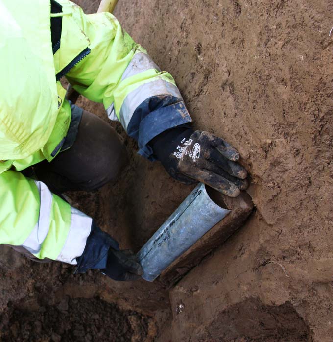 Prélèvement d’une colonne de sédiments contenant des pollens