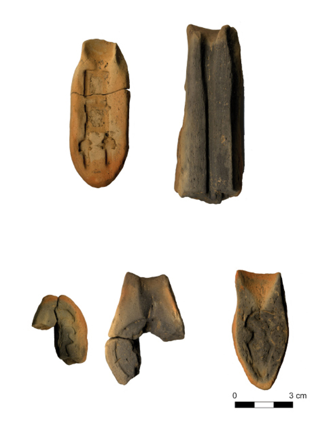 Moules d’une paire de boucles rectangulaires de ceinture, d’une épingle à cheveux, d’une fibule en forme d’oiseau et d’une fibule ronde et d’un rivet décoratif de ceinture