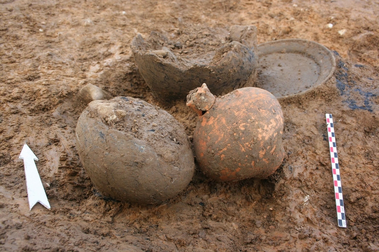 Cruches et assiette découvertes dans une autre tombe