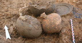 Cruches et assiette découvertes dans une autre tombe