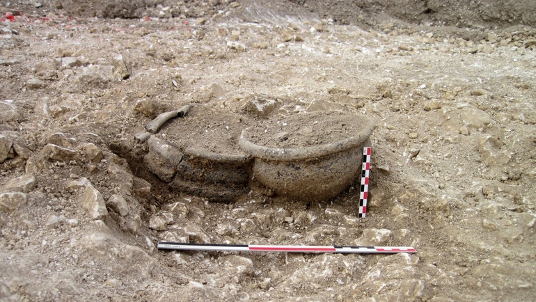 Haute-Avesnes - Amas osseux et deux céramiques