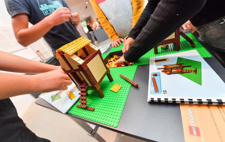 Construction de Lego pendant l'exposition Habata
