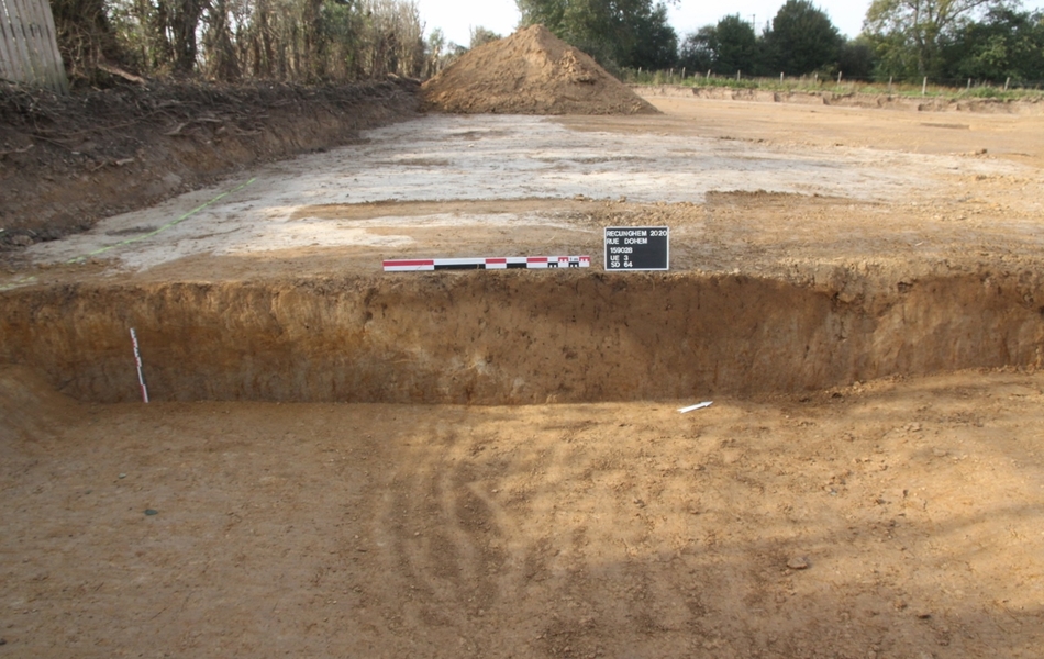 Photo d’une vue en coupe de la tranchée laissant apparaitre les vestiges du chemin représenté sur le plan cadastral napoléonien de 1830.