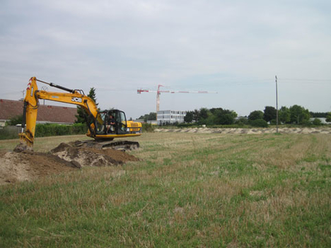 Une pelleteuse creuse une tranchée