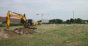 Une pelleteuse creuse une tranchée