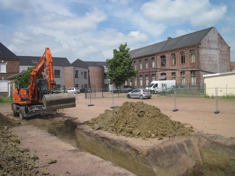 Vue de l’opération de diagnostic avec l’école Voltaire (bâtiment fin XIXe siècle) et la mairie en arrière plan.