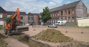 Vue de l’opération de diagnostic avec l’école Voltaire (bâtiment fin XIXe siècle) et la mairie en arrière plan.