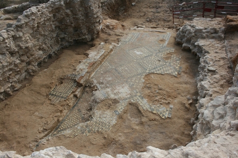 vue verticale du pavage en terre cuite de la chapelle nord-est de l’abbatiale gothique