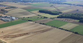 vue aérienne des tranchées de diagnostic en cours d’ouverture, depuis Dainville vers Agny,